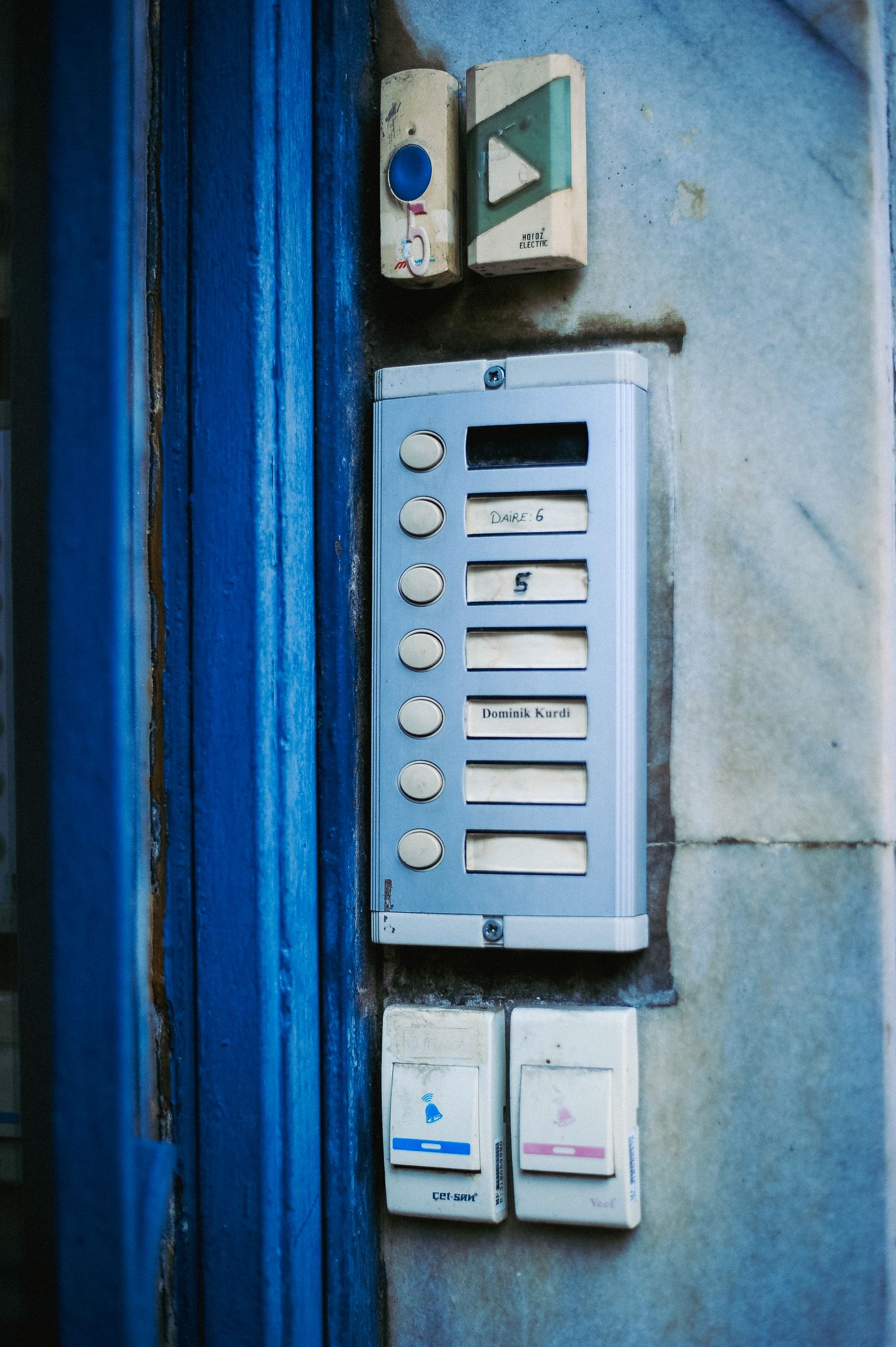 Building intercom with a keypad